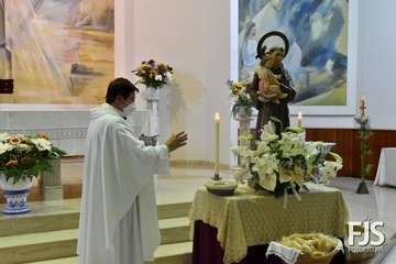  Decenas de fieles rinden pleitesía a San Antonio de Padua en Clavellinas/Francisco Javier Santana.